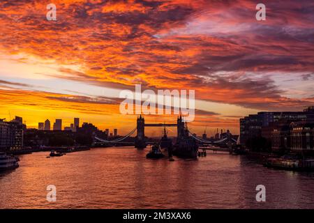 Un lever de soleil intense et rouge derrière la ligne d'horizon de Londres, en Angleterre Banque D'Images