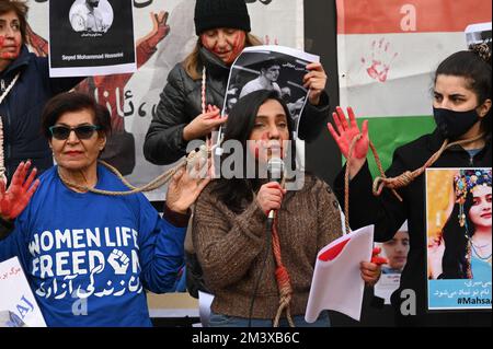 Londres, Royaume-Uni. 17th décembre 2022. Danse de protestation des femmes en faveur de la révolution des femmes et contre les exécutions Iran. Les manifestants peints avec de faux sangs et la corde qui leur donne sur le cou exécutent la danse à Piccadilly Circus Banque D'Images