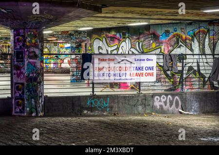 Prenez un vêtement pour les sans-abri et les personnes qui dorent dans le parc de skate Undercroft de South Bank à Londres. Banque D'Images