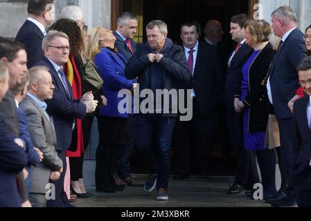 Les gens avant le profit TD Richard Boyd Barrett quitte Leinster House à Dublin après que Leo Varadkar a été élu Taoiseach. Date de la photo: Samedi 17 décembre 2022. Banque D'Images