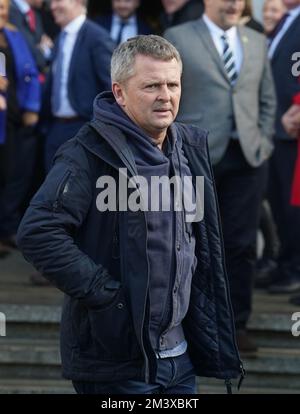 Les gens avant le profit TD Richard Boyd Barrett quitte Leinster House à Dublin après que Leo Varadkar a été élu Taoiseach. Date de la photo: Samedi 17 décembre 2022. Banque D'Images