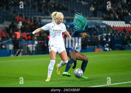 Sofie Svava de Madrid et Kadidiatou Diani de PSG lors du match de football de la Ligue des champions de l'UEFA entre Paris Saint Germain (PSG) et le Real Madrid sur 16 décembre 2022 au stade du Parc des Princes à Paris, France. Photo de Victor Joly/ABACAPRESS.COM Banque D'Images