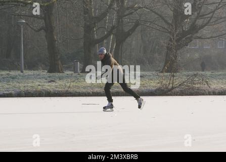 Amsterdam, pays-Bas. 17th décembre 2022. Un skate local sur le lac gelé au parc Rembrandt sur 17 décembre 2022 à Amsterdam, pays-Bas. (Photo de Paulo Amorim/Sipa USA) Credit: SIPA USA/Alay Live News Banque D'Images