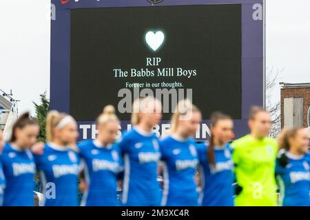 Birmingham, Royaume-Uni. 17th décembre 2022. L'équipe féminine du Birmingham City FC a une minute de silence en mémoire des quatre enfants qui sont morts au parc Babbs Mill, à Kingshurst. Les femmes jouent à London City Lionesses au St Andrews Ground, Birmingham. Crédit : Peter Lophan/Alay Live News Banque D'Images