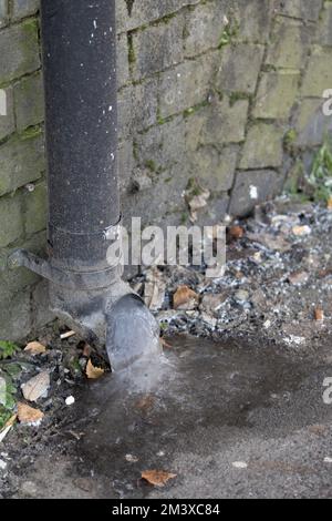 Eau gelée dans le tuyau de descente de la gouttière. La fermeture à froid au Royaume-Uni voit les tuyaux geler, ce qui entraîne des problèmes lorsque le temps chauffe et éclate les tuyaux. Manchester UK photo : GARYROBERTS/WORLDWIDEFEATURES.COM Banque D'Images