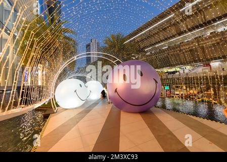 Bangkok,Thaïlande - DEC 15, 2022 : Smiley ball décorer devant le centre commercial Siam Paragon dans le festival du nouvel an Banque D'Images