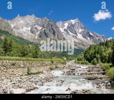 Le massif des Grands Jorasses de la vallée du Val Ferret - Entrèves en Italie - Trekking Mont blanc. Banque D'Images