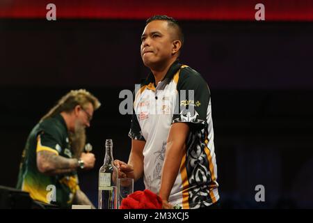 Alexandra Palace, Londres, Royaume-Uni. 17th décembre 2022. 2022/23 le PDC Cazoo World Darts Championships jour 3 séance de l'après-midi; Christian Perez réagit après avoir perdu le jeu 3rd contre Simon Whitlock. Crédit : action plus Sports/Alamy Live News Banque D'Images