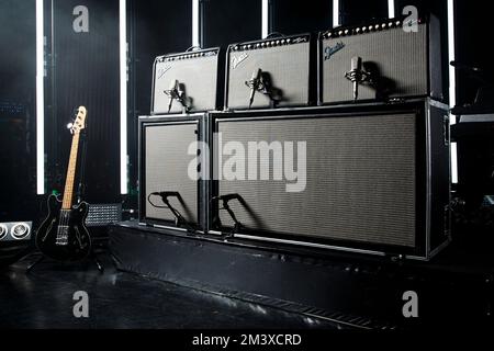 Amplificateurs de guitare basse Fender Super Sonic utilisés par Mike Kerr de Royal Blood sur scène avant un concert live. Banque D'Images