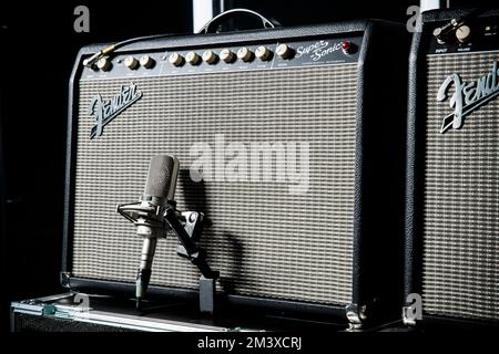 Amplificateurs de guitare basse Fender Super Sonic utilisés par Mike Kerr de Royal Blood sur scène avant un concert live. Banque D'Images