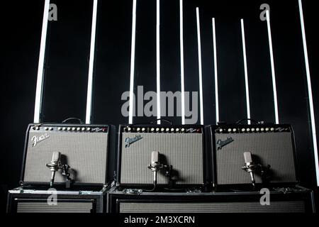 Amplificateurs de guitare basse Fender Super Sonic utilisés par Mike Kerr de Royal Blood sur scène avant un concert live. Banque D'Images