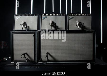 Amplificateurs de guitare basse Fender Super Sonic utilisés par Mike Kerr de Royal Blood sur scène avant un concert live. Banque D'Images