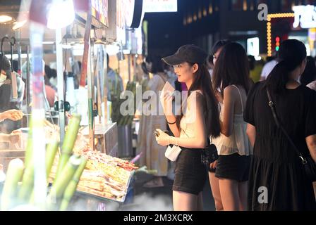 Pékin, région autonome du Guangxi Zhuang en Chine. 3rd août 2022. Les gens visitent un marché de nuit à Nanning, dans la région autonome du Guangxi Zhuang, dans le sud de la Chine, le 3 août 2022. Crédit: Lu Boan/Xinhua/Alay Live News Banque D'Images