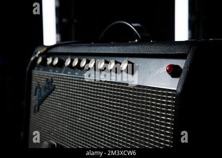 Amplificateurs de guitare basse Fender Super Sonic utilisés par Mike Kerr de Royal Blood sur scène avant un concert live. Banque D'Images