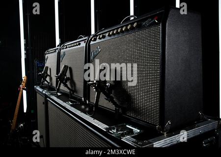 Amplificateurs de guitare basse Fender Super Sonic utilisés par Mike Kerr de Royal Blood sur scène avant un concert live. Banque D'Images