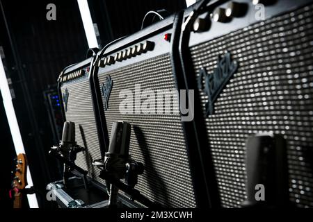 Amplificateurs de guitare basse Fender Super Sonic utilisés par Mike Kerr de Royal Blood sur scène avant un concert live. Banque D'Images