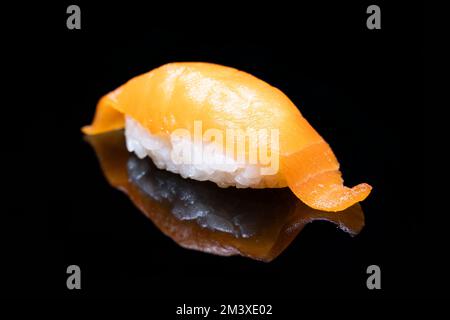 Cuisine traditionnelle japonaise. Délicieux sushi nigiri avec saké de saumon isolé sur fond noir. Banque D'Images