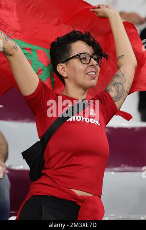 Doha, Qatar. 17th décembre 2022. Fan lors de la coupe du monde de la FIFA, le Qatar 2022 3rd place play-off match entre la Croatie et le Maroc au stade international de Khalifa, Doha, Qatar, le 17 décembre 2022. Photo de Peter Dovgan. Utilisation éditoriale uniquement, licence requise pour une utilisation commerciale. Aucune utilisation dans les Paris, les jeux ou les publications d'un seul club/ligue/joueur. Crédit : UK Sports pics Ltd/Alay Live News Banque D'Images