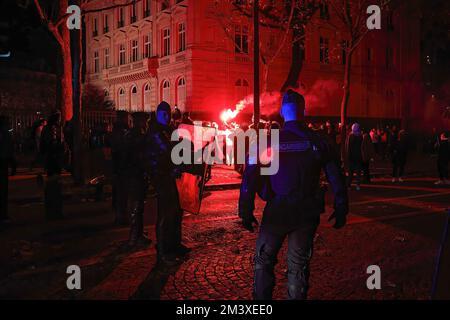 Paris, France. 15th décembre 2022. La police anti-émeute de la gendarmerie française garde l'ordre dans les rues du centre de Paris pendant la célébration. Les gens sont descendus dans les rues de Paris pour célébrer la victoire de la France sur le Maroc lors de la coupe du monde 2022. (Image de crédit : © Edgar GutiÃˆRrez/SOPA Images via ZUMA Press Wire) Banque D'Images