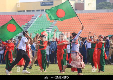 Sylhet, Bangladesh. 15th décembre 2022. Participants d'une exposition au stade du district de Sylhet à l'occasion de la célébration de la Grande victoire du Bangladesh et du 51th anniversaire de l'indépendance du Bangladesh sur 16 décembre 2022 à Sylhet, au Bangladesh. (Photo de MD Rafayat Haque Khan/ Groupe Eyepix/Sipa USA) crédit: SIPA USA/Alay Live News Banque D'Images