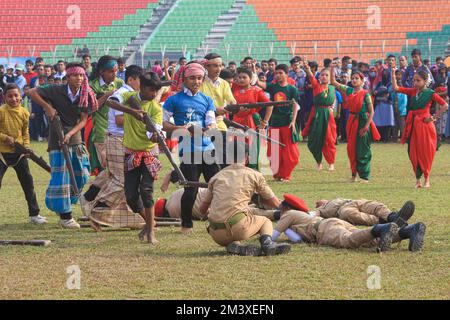 Sylhet, Bangladesh. 15th décembre 2022. Participants d'une exposition au stade du district de Sylhet à l'occasion de la célébration de la Grande victoire du Bangladesh et du 51th anniversaire de l'indépendance du Bangladesh sur 16 décembre 2022 à Sylhet, au Bangladesh. (Photo de MD Rafayat Haque Khan/ Groupe Eyepix/Sipa USA) crédit: SIPA USA/Alay Live News Banque D'Images