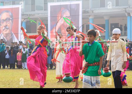 Sylhet, Bangladesh. 15th décembre 2022. Participants d'une exposition au stade du district de Sylhet à l'occasion de la célébration de la Grande victoire du Bangladesh et du 51th anniversaire de l'indépendance du Bangladesh sur 16 décembre 2022 à Sylhet, au Bangladesh. (Photo de MD Rafayat Haque Khan/ Groupe Eyepix/Sipa USA) crédit: SIPA USA/Alay Live News Banque D'Images