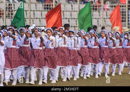 Sylhet, Bangladesh. 15th décembre 2022. Participants d'une exposition au stade du district de Sylhet à l'occasion de la célébration de la Grande victoire du Bangladesh et du 51th anniversaire de l'indépendance du Bangladesh sur 16 décembre 2022 à Sylhet, au Bangladesh. (Photo de MD Rafayat Haque Khan/ Groupe Eyepix/Sipa USA) crédit: SIPA USA/Alay Live News Banque D'Images