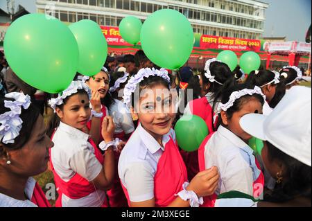 Sylhet, Bangladesh. 15th décembre 2022. Participants d'une exposition au stade du district de Sylhet à l'occasion de la célébration de la Grande victoire du Bangladesh et du 51th anniversaire de l'indépendance du Bangladesh sur 16 décembre 2022 à Sylhet, au Bangladesh. (Photo de MD Rafayat Haque Khan/ Groupe Eyepix/Sipa USA) crédit: SIPA USA/Alay Live News Banque D'Images