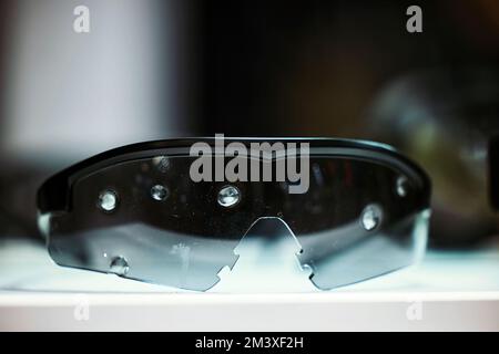 Lunettes de sécurité. Lunettes de protection balistique avec lunettes de soleil en plastique. Lunettes de protection balistique après test. Des lunettes de soleil de protection ont sauvé votre Banque D'Images