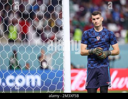 DOHA, QATAR - DÉCEMBRE 17 : le gardien de but Dominik Livakovic de Croatie s'échauffe avant la coupe du monde de la FIFA, Qatar 2022 3rd place match entre la Croatie et le Maroc au stade international de Khalifa sur 17 décembre 2022 à Doha, Qatar. Photo: Igor Kralj/PIXSELL crédit: Pixsell/Alay Live News Banque D'Images