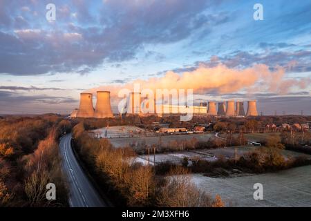 CENTRALE ÉLECTRIQUE DRAX, ROYAUME-UNI - 17 DÉCEMBRE 2022. Vue aérienne sur le paysage de la centrale électrique de Drax dans le North Yorkshire avec cheminées fumeurs et tours de refroidissement pu Banque D'Images