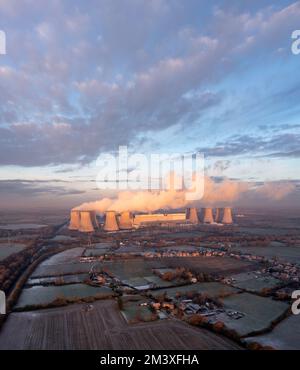 CENTRALE ÉLECTRIQUE DRAX, ROYAUME-UNI - 17 DÉCEMBRE 2022. Vue aérienne sur le paysage de la centrale électrique de Drax dans le North Yorkshire avec cheminées fumeurs et tours de refroidissement pu Banque D'Images