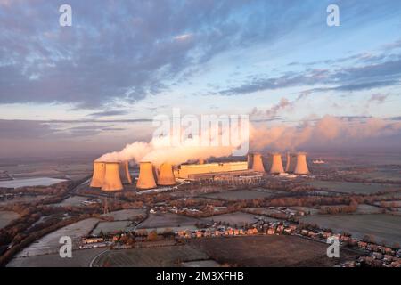 CENTRALE ÉLECTRIQUE DRAX, ROYAUME-UNI - 17 DÉCEMBRE 2022. Vue aérienne sur le paysage de la centrale électrique de Drax dans le North Yorkshire avec cheminées fumeurs et tours de refroidissement pu Banque D'Images