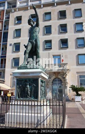 TOULON (Var,France) : Sculpture de Louis Joseph DAUMAS (1801-1887) 'le Génie de la navigation,1846) Bronze Banque D'Images