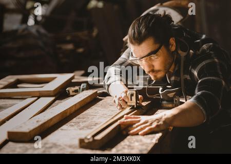 menuisier homme mobilier artisanal faire du travail du bois à l'atelier de bois Banque D'Images