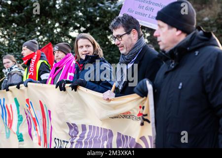 17 décembre 2022, Basse-Saxe, Eschede: Julia Willie Hamburg (Bündnis 90/Die Grünen, 4th de gauche), Ministre de l'éducation de Basse-Saxe, marche avec Stephan Schaede (2nd de droite), évêque régional pour le quartier de Lüneburg de l'Eglise évangélique luthérienne de Hanovre, Heinrich Lange (à droite), maire d'Eschede, Et Jürgen Uebel (3rd de gauche), association 'Bad Nenndorf ist bunt - Bündnis gegen Rechtsextremimus', pendant la manifestation, tenant une bannière devant elle. Divers groupes ont appelé à une manifestation contre un rassemblement d'extrémistes de droite dans une ferme à l'extérieur de la ville Banque D'Images