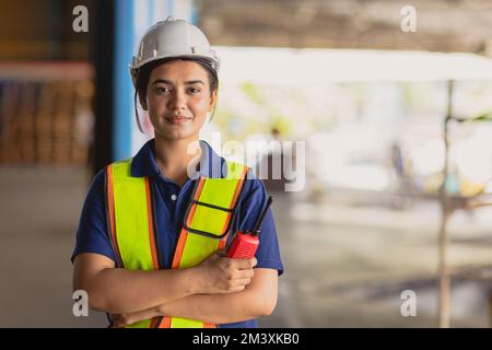 Portrait femme indienne travailleuse superviseure élégante et confiante look avec travail de sécurité d'ingénieur dans l'industrie des grands entrepôts d'usine Banque D'Images