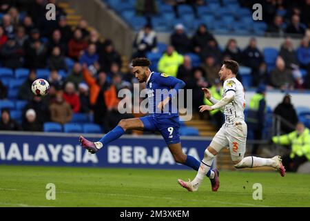 Cardiff, Royaume-Uni. 17th décembre 2022. KION Etete, de Cardiff, marque le but de ses équipes en 1st. Match de championnat EFL Skybet, Cardiff City v Blackpool au Cardiff City Stadium à Cardiff, pays de Galles, le samedi 17th décembre 2022. Cette image ne peut être utilisée qu'à des fins éditoriales. Utilisation éditoriale uniquement, licence requise pour une utilisation commerciale. Aucune utilisation dans les Paris, les jeux ou les publications d'un seul club/ligue/joueur. photo par Andrew Orchard/Andrew Orchard sports photographie/Alamy Live News crédit: Andrew Orchard sports photographie/Alamy Live News Banque D'Images