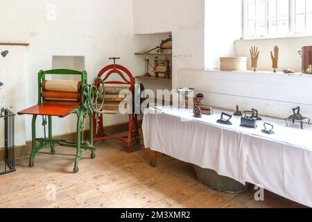 Lavoir les macrettes dans les toilettes de l'ancienne maison anglaise ou dans les propriétés de la fiducie nationale de la maison de Killerton Banque D'Images