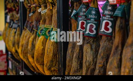 Trancher du jambon ibérique espagnol jamon espagnol et de la nourriture traditionnelle. Banque D'Images