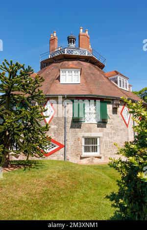 A la ronde. rond 16 faces original maison nationale de confiance près d'exmouth, devon, royaume-uni Banque D'Images