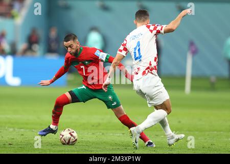 Doha, Qatar. 17th décembre 2022. Ivan Perisic (R) de Croatie en action avec Hakim Ziyech du Maroc lors du match de troisième place de la coupe du monde de la FIFA 2022 au stade international de Khalifa à Doha, au Qatar, sur 17 décembre 2022. Photo de Chris Brunskill/UPI crédit: UPI/Alay Live News Banque D'Images