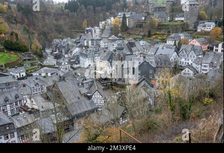 Monschau novembre 2022 : centre-ville de Monschau avec le château Banque D'Images