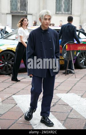 MILAN, ITALIE - 25 SEPTEMBRE 2022: Yamato avant Giorgio Armani Fashion show, Milan Fashion week Street style Banque D'Images