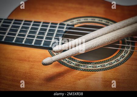 Détail de pilons fixés à une guitare acoustique Banque D'Images