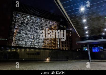 Union européenne construction du conseil éclairée | Bâtiment de bureaux du conseil de l'Europe scolaire la nuit Banque D'Images