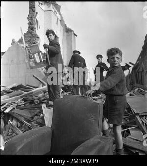 Personnes et épaves de bâtiments après un RAID de Londres pendant la Seconde Guerre mondiale, Toni Frissell, Antoinette Frissell Bacon, Antoinette Frissell Frissell Banque D'Images