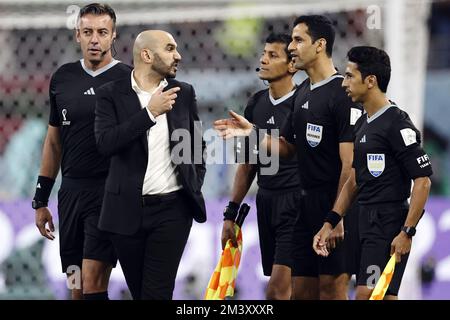 AR-Rayyan, Qatar. 17th décembre 2022. AR-RAYYAN - entraîneur marocain Walid Regragui, arbitre Abdulrahman Al-Jassim lors de la coupe du monde de la FIFA Qatar 2022 disputez le troisième match entre la Croatie et le Maroc au stade international de Khalifa sur 17 décembre 2022 à AR-Rayyan, Qatar. AP | Dutch Height | MAURICE DE PIERRE crédit: ANP/Alay Live News Banque D'Images