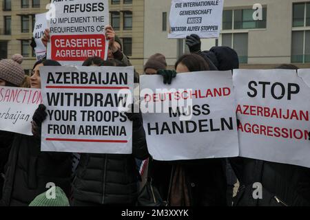 Berlin, Allemagne. 17th décembre 2022. À 17 décembre 2022, des manifestants se sont rassemblés à la porte de Brandebourg à Berlin pour protester contre le blocus d'Artsakh. Des rapports font état d'une catastrophe humanitaire qui se déroule actuellement à Artsakh (Haut-Karabakh) en raison de la poursuite et de la non-abrité de la campagne de l'Azerbaïdjan contre le peuple arménien. Crédit : ZUMA Press, Inc./Alay Live News Banque D'Images
