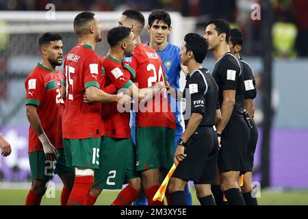 AR-Rayyan, Qatar. 17th décembre 2022. AR-RAYYAN - (l-r) Anass Zaroury du Maroc, Selim Amallah du Maroc, Achraf Hakimi du Maroc, Badr Banoune du Maroc, gardien de but du Maroc Yassine Bounou, arbitre Abdulrahman Al-Jassim lors de la coupe du monde de la FIFA Qatar 2022 Play-off Round 3 place match entre la Croatie et le Maroc au stade international de Khalifa, à 17 décembre 2022 à AR-Rayyan, Qatar. AP | Dutch Height | MAURICE DE PIERRE crédit: ANP/Alay Live News Banque D'Images